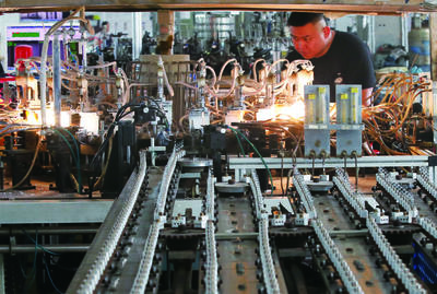 光電器件生產(chǎn)車間的繁忙景象 科技與效率的交響曲